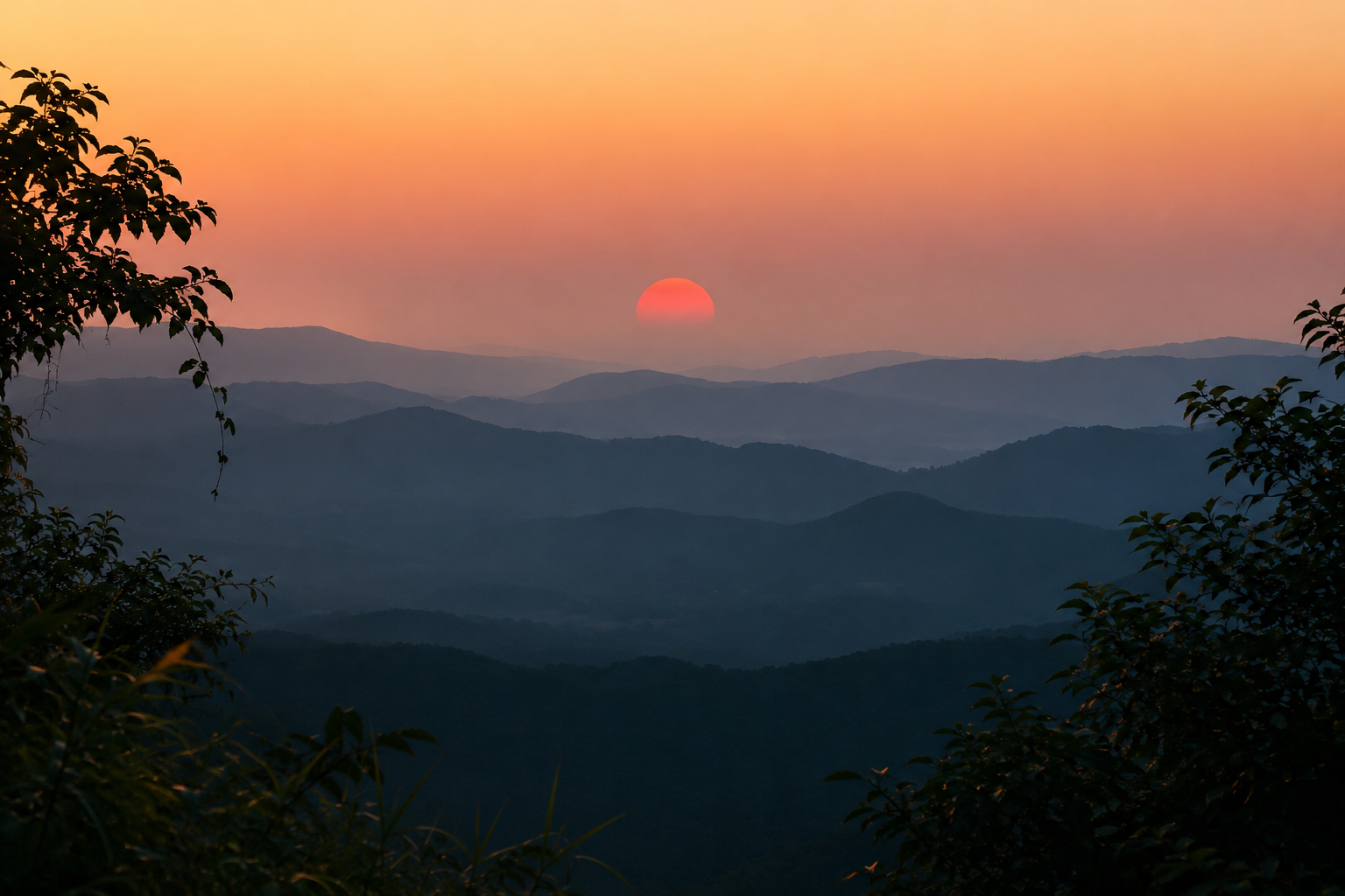 Solnedgang over fjellandskap