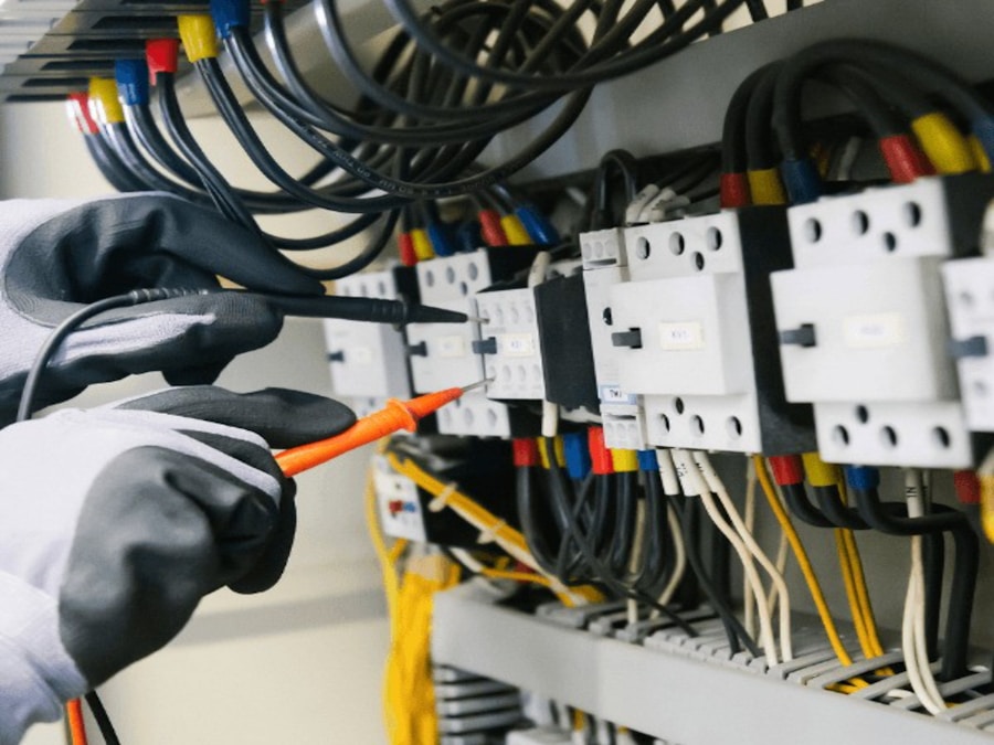 Foto av elektriker som tester sikringsskap